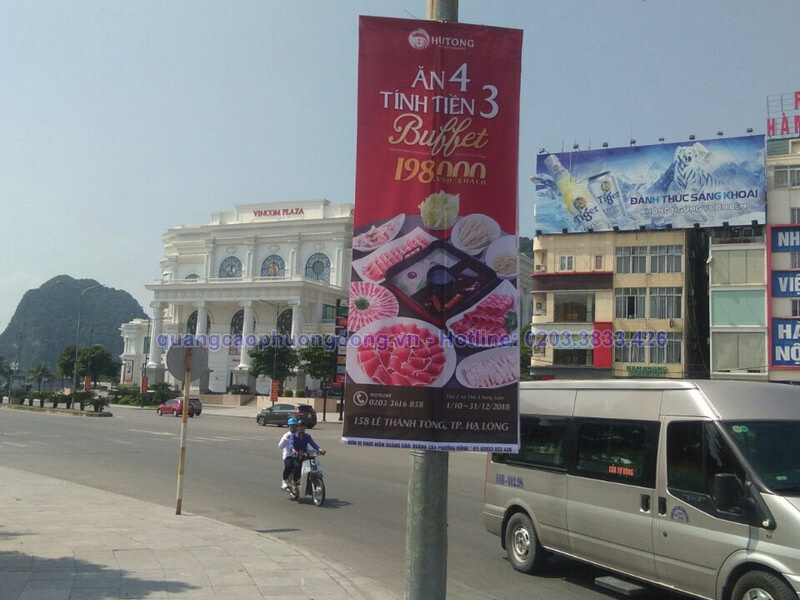 In treo banner nhà hàng Hutong gần Vincome