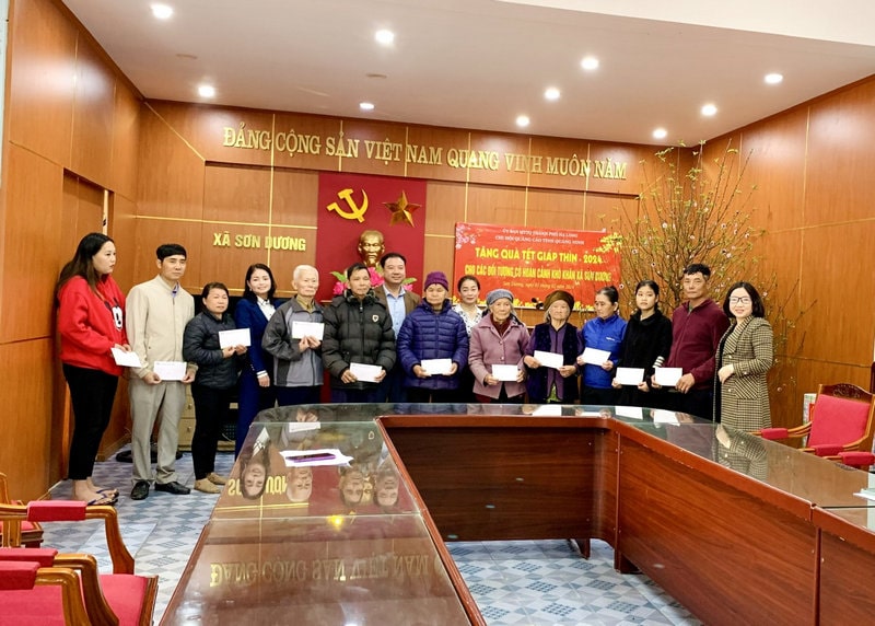 Chi hội Quảng cáo tỉnh Quảng Ninh tặng quà tết cho các hoàn cảnh khó khăn xuân Giáp Thìn 2024 tại xã Sơn Dương